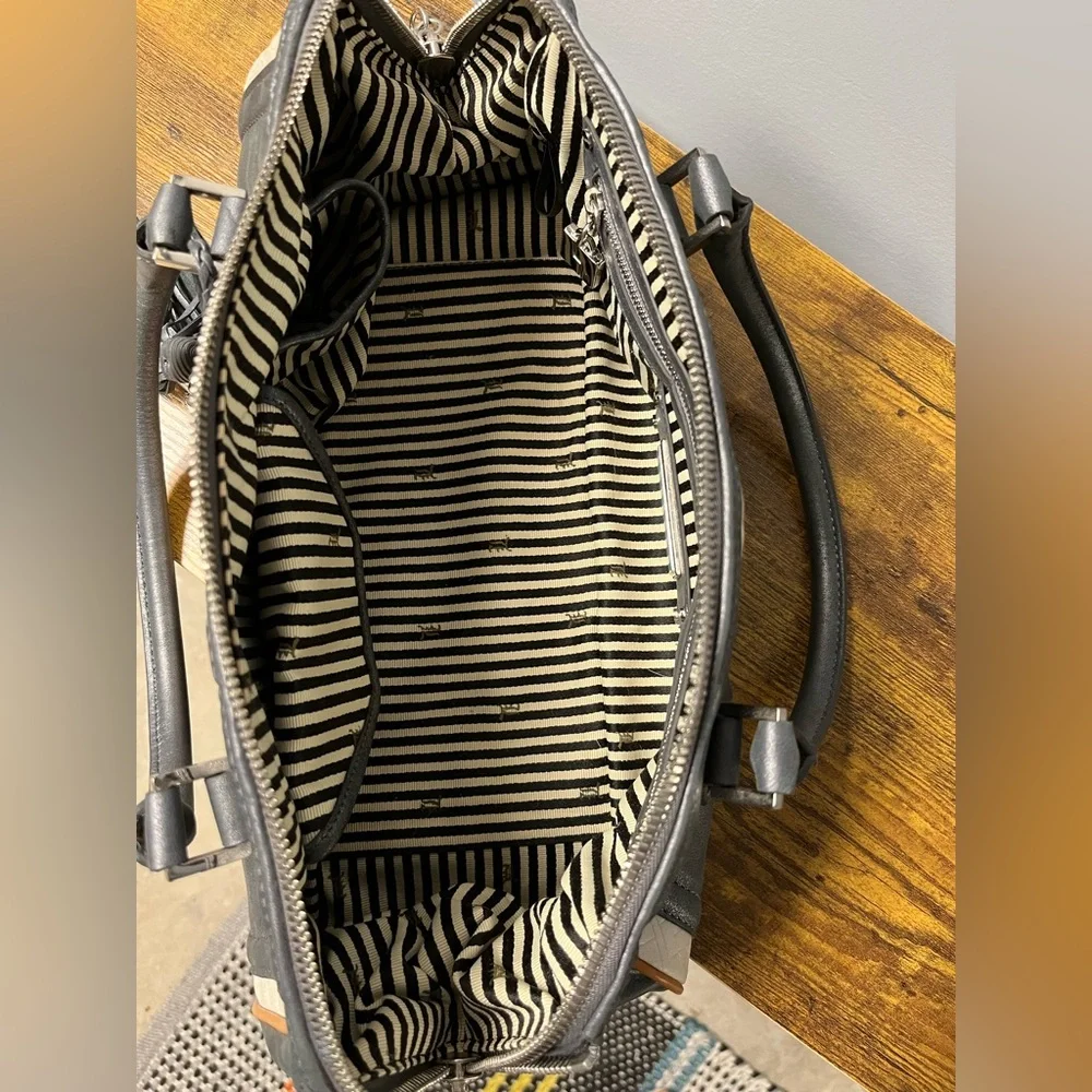 L.A.M.B. Aviano satchel, frosted silver leather, like new condition - Picture 6 of 13